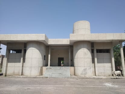 एफ ब्लॉक स्थित कम्युनिटी सेंटर का भवन, यहां बनाया जाना है नशा मुक्ति केंद्र ।  संवाद