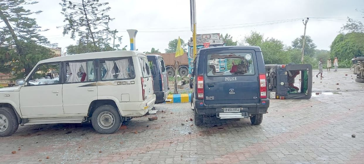 police,dead body,Road jam,electriccity employ
