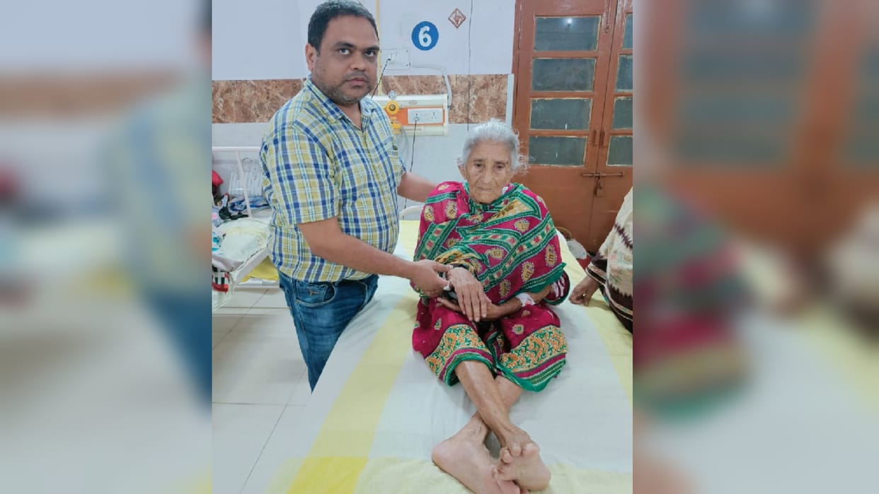 Gorakhpur District Hospital Successful operation of shoulder of 107 year old woman