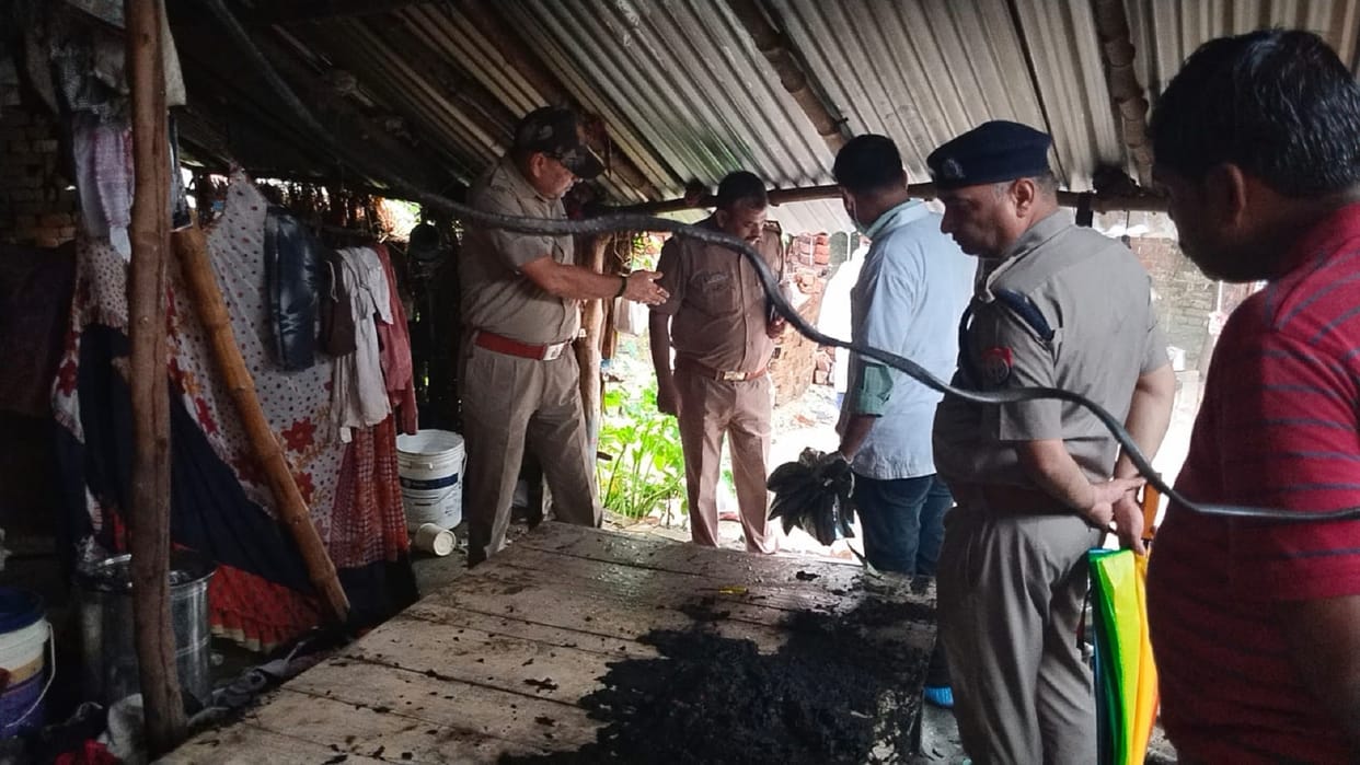 old lady-granddaughter died due to fire two brothers were also scorched in Sant Kabir Nagar