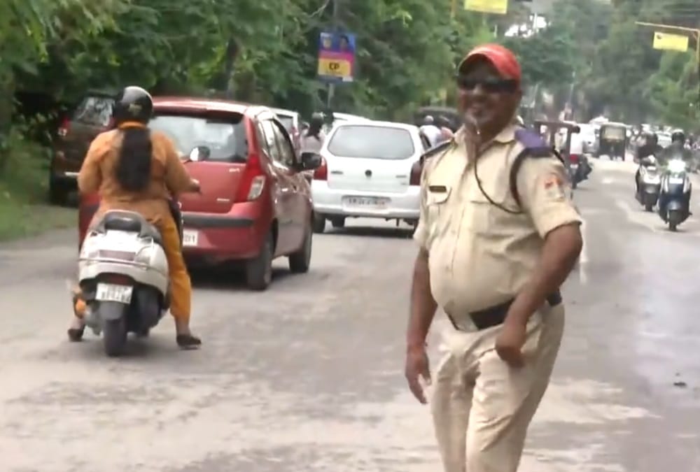 Dehradun: home guard Jogendra control traffic in different way Video Viral