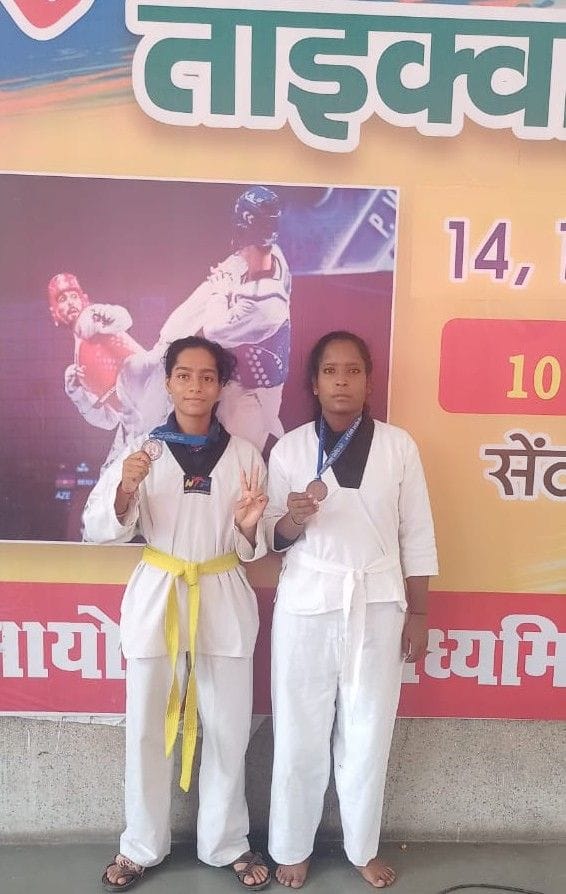 Hathras: Three girls won medals in state level Taekwondo
