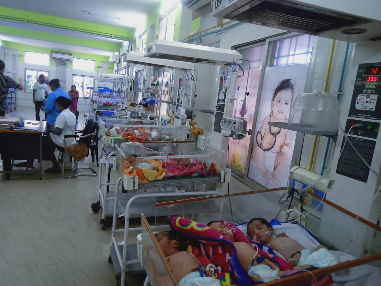 Three newborns admitted to one bed in the SNCU of the district hospital