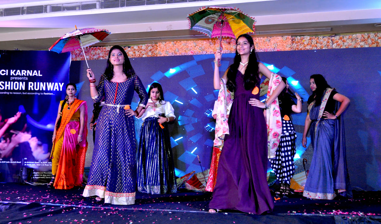 Girl students did catwalk, applause