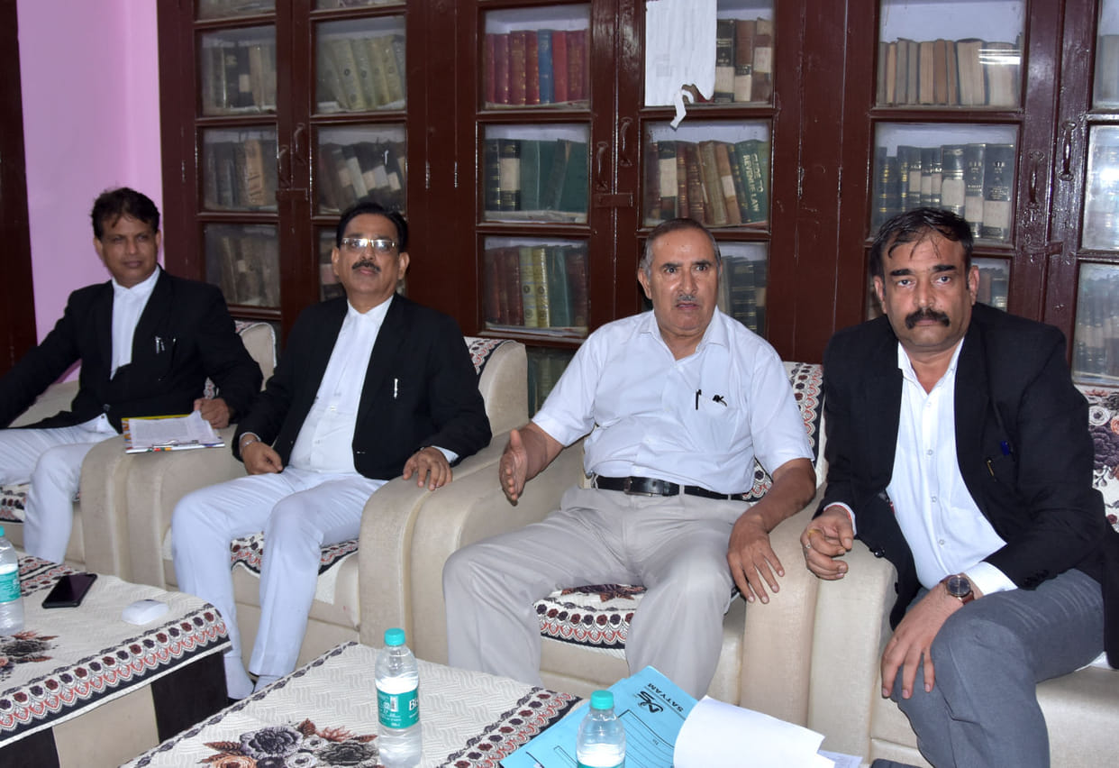 Strict action should be taken against the officers who demolished the wall despite the stay