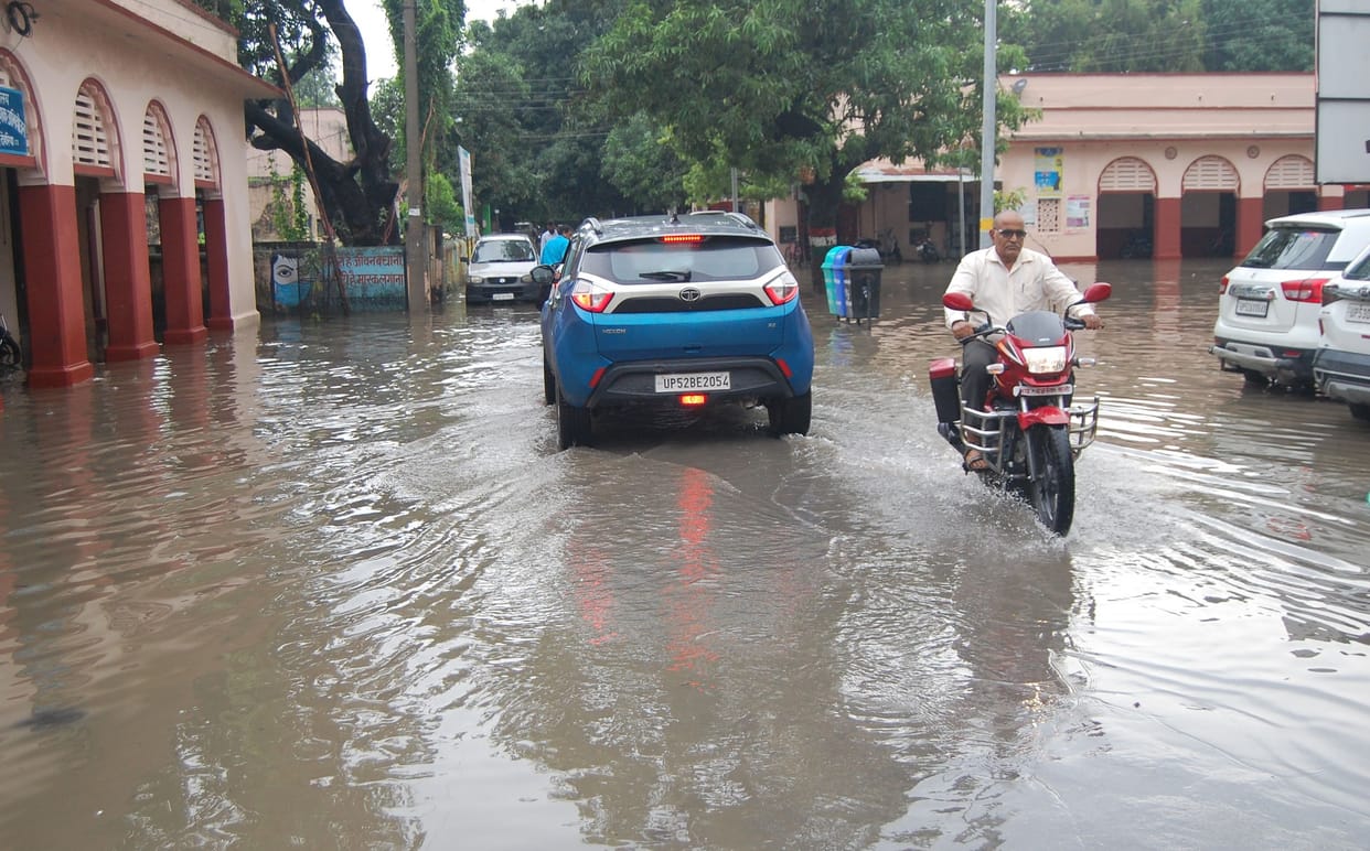 The rain of disaster: the city's neighborhoods and main roads became ponds