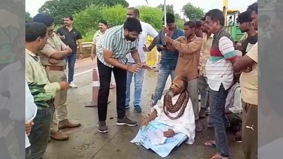 Raisen: Seeing the death of 16 cows in a road accident, Computer Baba sitting on a dharna
