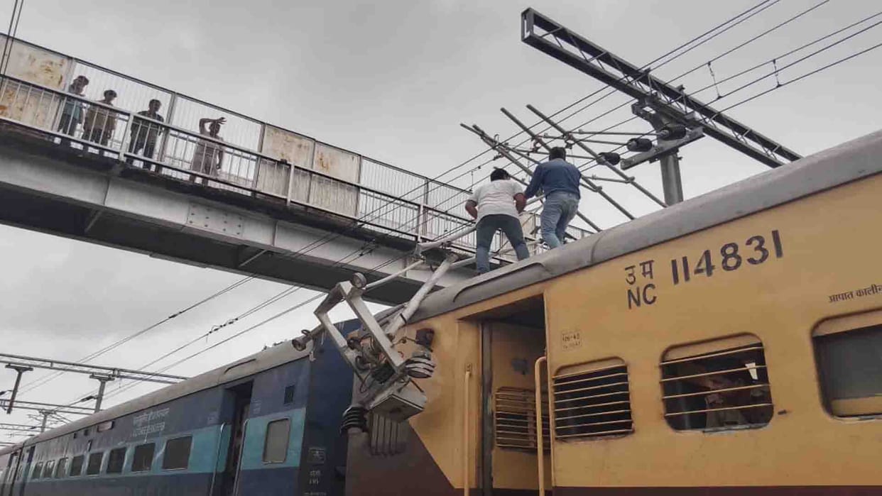 Intercity Express panto broken, passengers started running on track