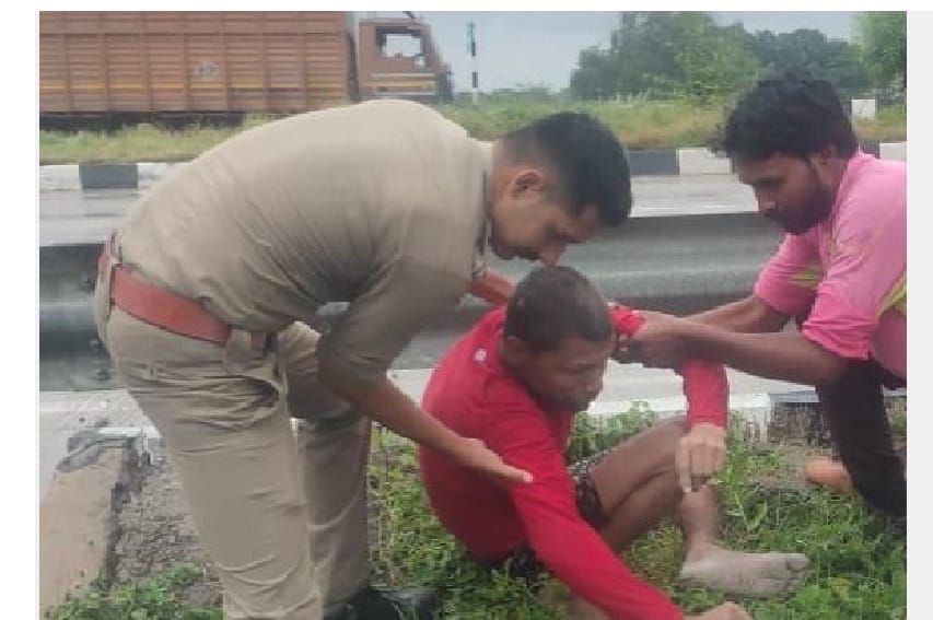 The youth who took the lift in Etawah ran away with the bike leaving the bike driver injured