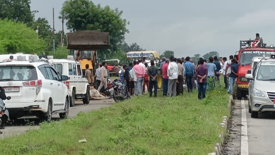 Raisen: Seeing the death of 16 cows in a road accident, Computer Baba sitting on a dharna