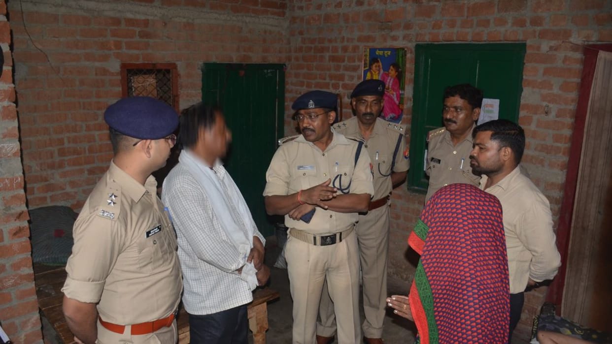 girl kidnapped by minority community and family threatened to compromise in chandausi