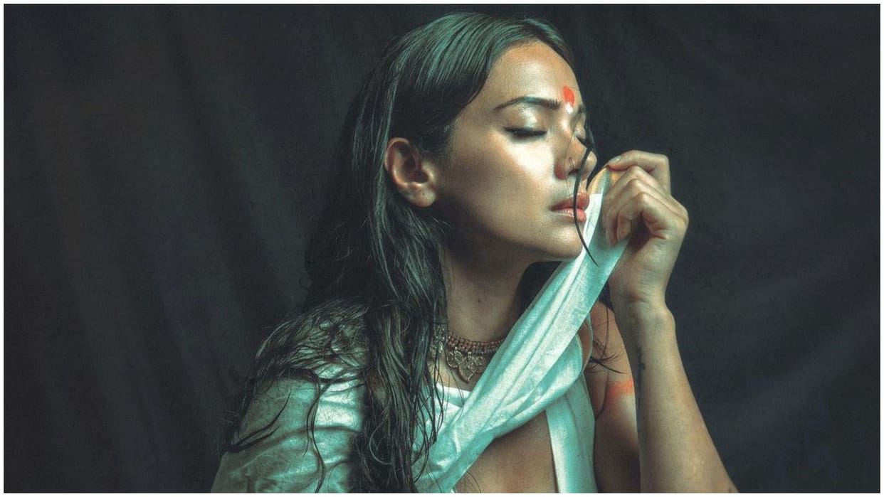CID Inspector Fame Actress Megha Gupta Bold Photo on bed getting viral on social media