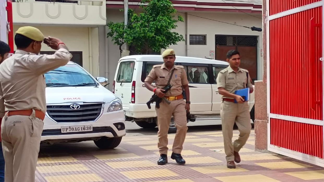 CBI reached the Baghambri throne, the closed chamber of Mahant Narendra Giri was opened
