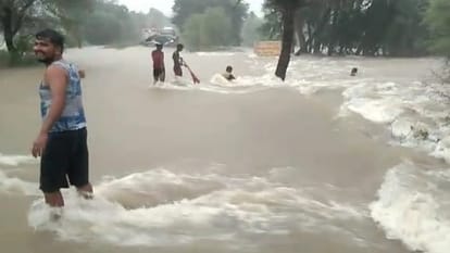 Niwari: A young man drowned in a raging drain trying to save his bike, saved his life by swimming