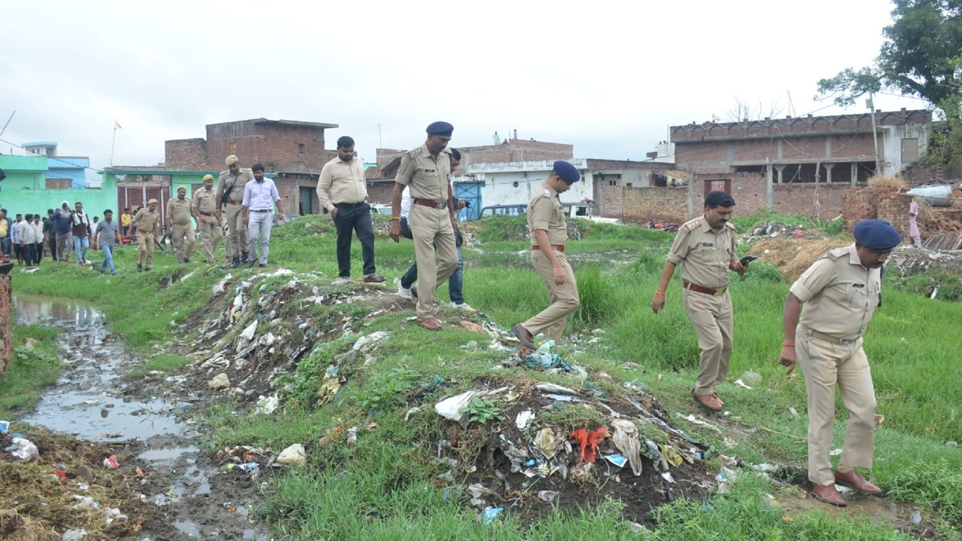 girl kidnapped by minority community and family threatened to compromise in chandausi