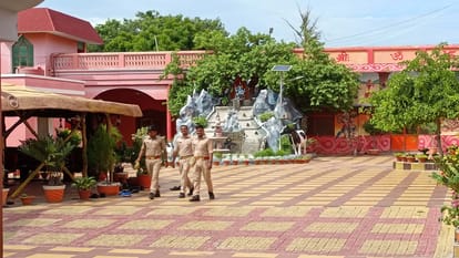 Cash from Mahant Narendra Giri room two gold found along with jewelry