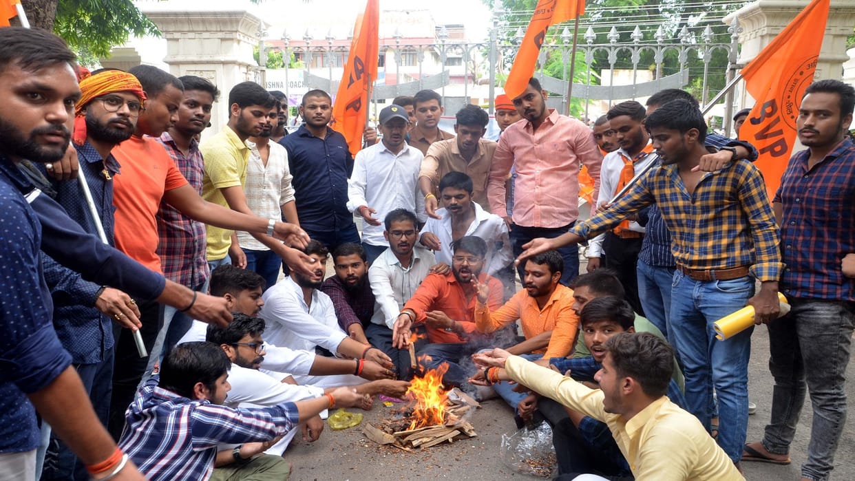 Allahabad University Procession taken out in protest against fee hike, students performed intellect-purificat