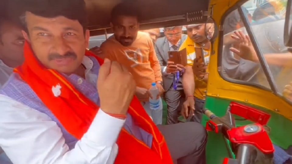 BJP MP Manoj Tiwari met rickshaw pullers in Surat