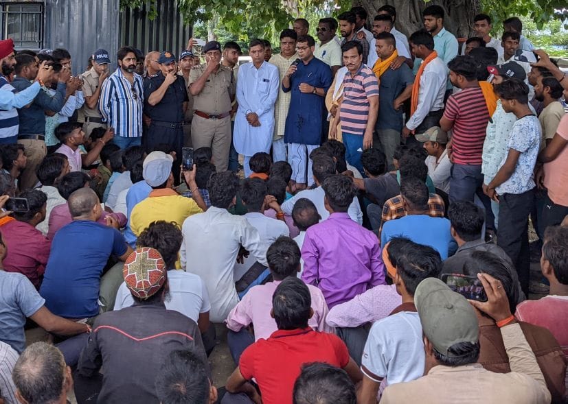 E-rickshaw drivers protest after reaching Modi Maidan