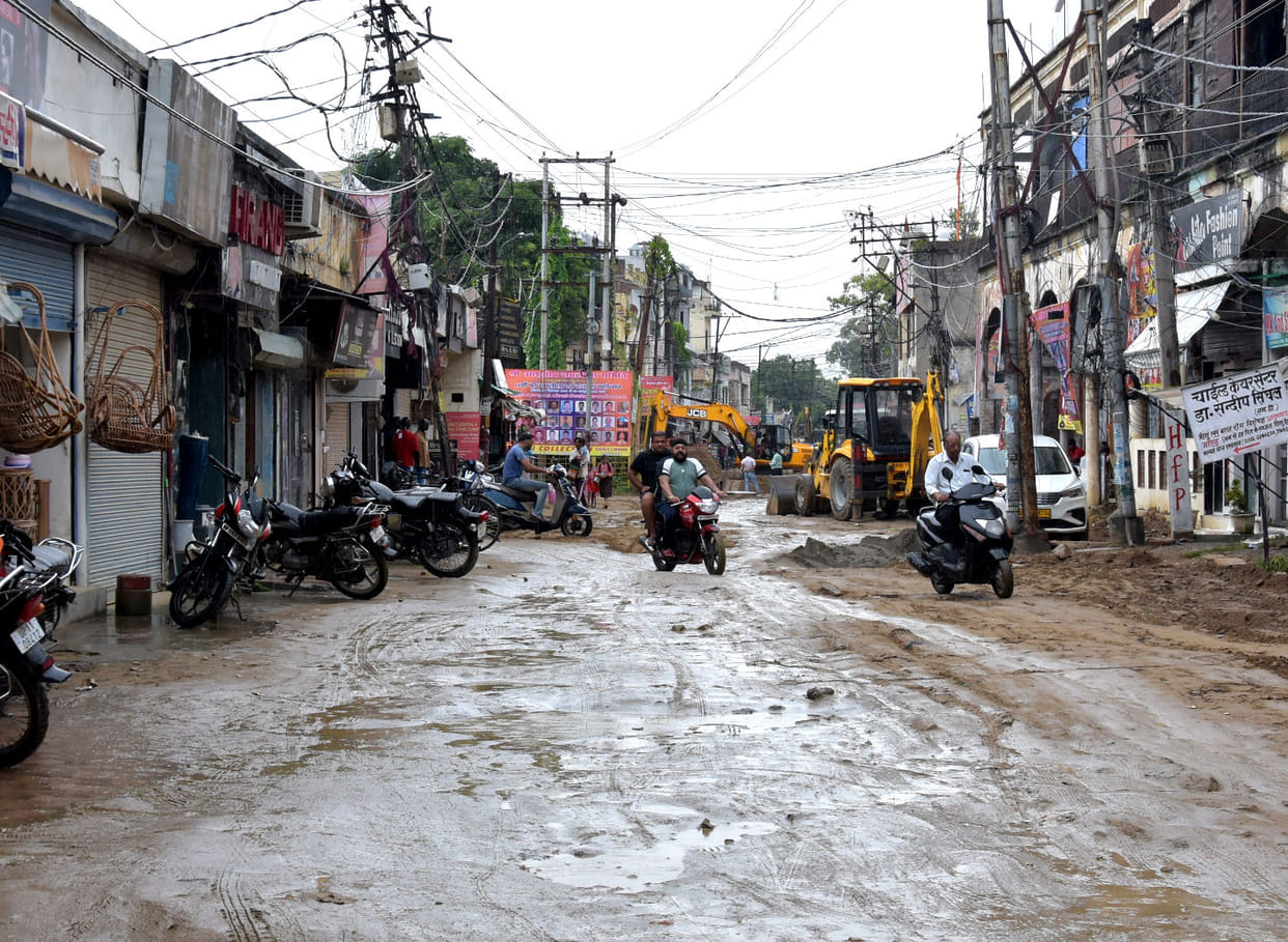 Temperature dropped due to rain, waterlogging and mud became trouble in the city