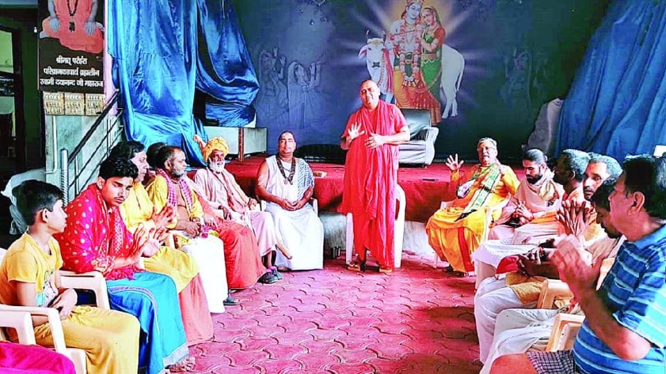 Vrindavan saints condemned the mob brutally attacks four sadhus in Maharashtra