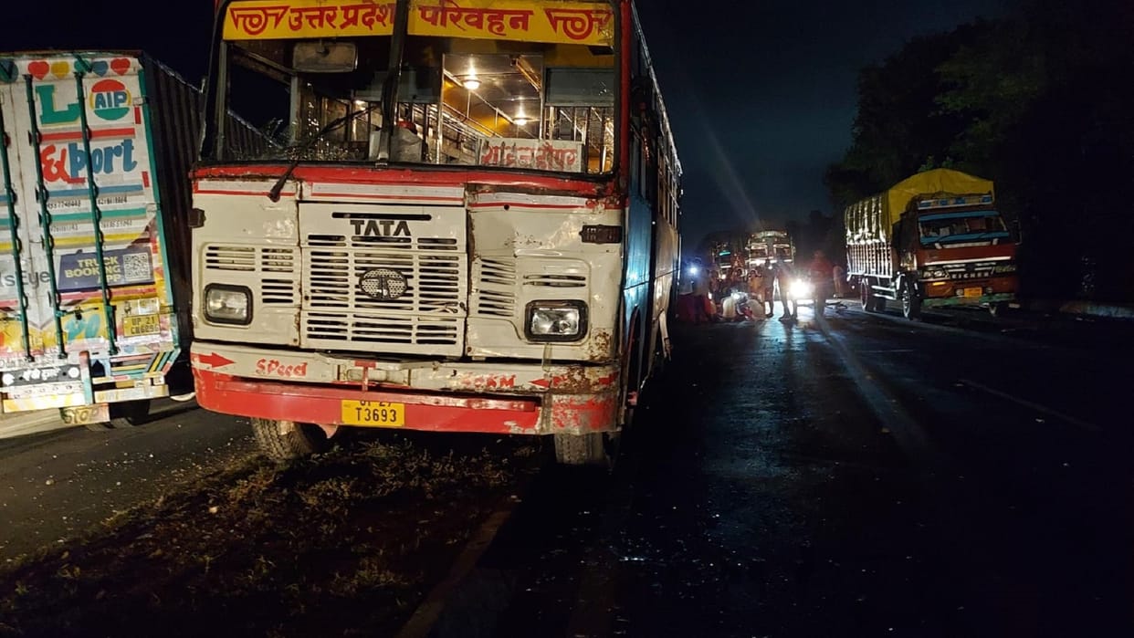 Roadways bus crushed the laborer in Shahjahanpur laborers jammed highway