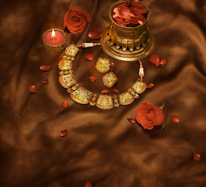 These five stunning jewelery of Tanishq will make you beautiful and attractive during the festive season