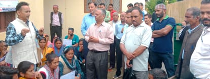 ०ड़क की मरम्मत के लिए लोनिवि गैरसैंण के कार्यालय में प्रदर्शन करते ग्रामीण