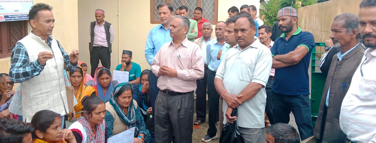 Demonstration in loniv and tehsil campus for road improvement