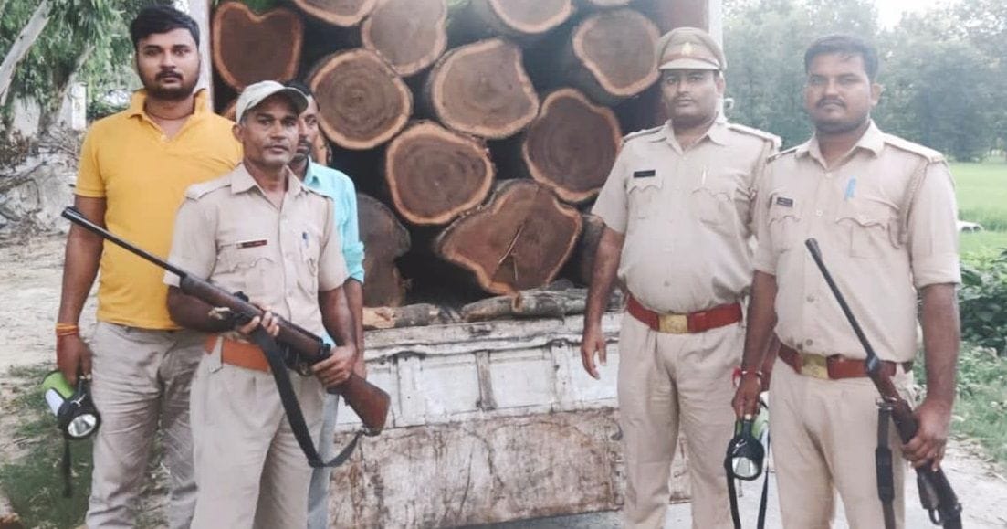 Smugglers fled the vehicle after firing, 10 bottles of wood recovered