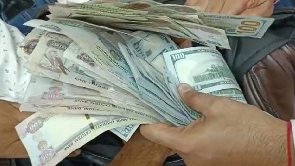 Commuter held with Foreign currency on IGI Airporte questioning on