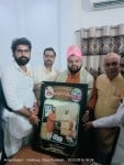 हाथरस : भजन गायक कन्हैया मित्तल का तस्वीर भेंटकर स्वागत करते भाजयुमो जिलाध्यक्ष अनुराग अग्निहोत