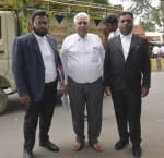 न्यायालय जाते इंतजामिया कमेटी के वकील। संवाद