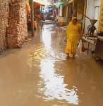 सब्जी मंडी बाजार में भरा बारिश का पानी ।