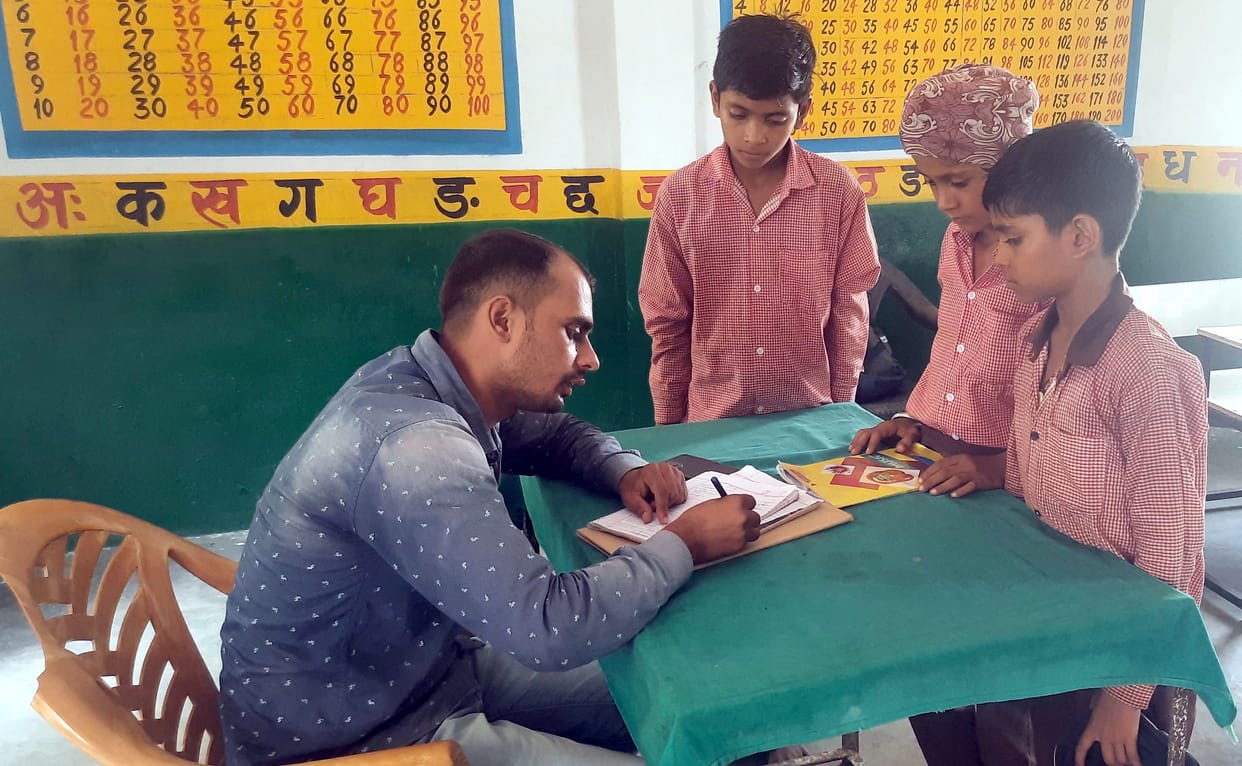 Two teachers, one teacher and six students to study
