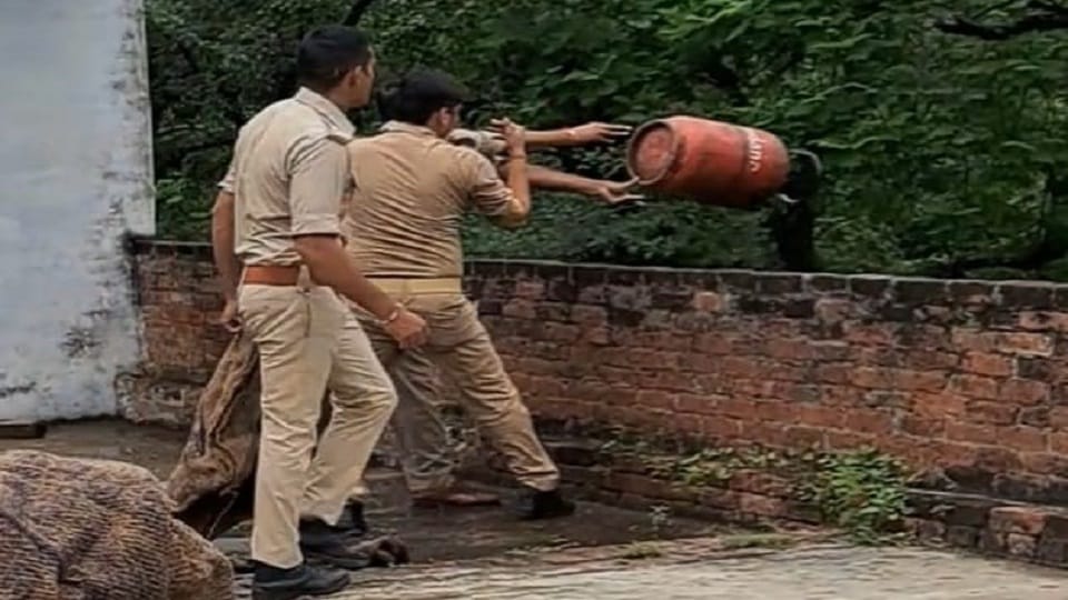 Gas cylinder caught fire while preparing mid-day meal in Mainpuri