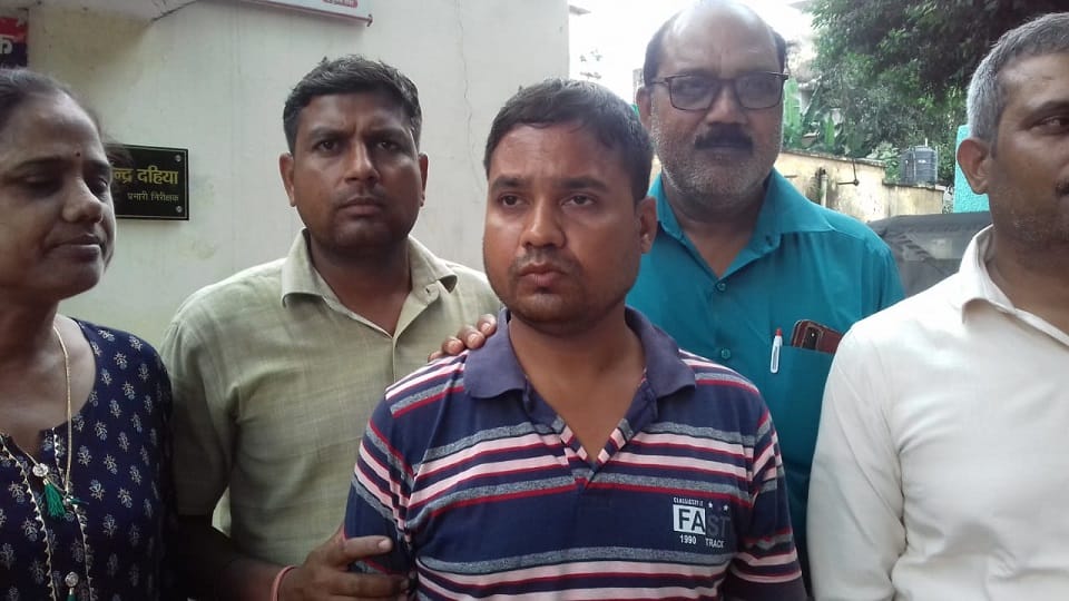 Bribe Case Lekhpal Arrested Red Handed Taking Bribe Of 15 Thousand in agra