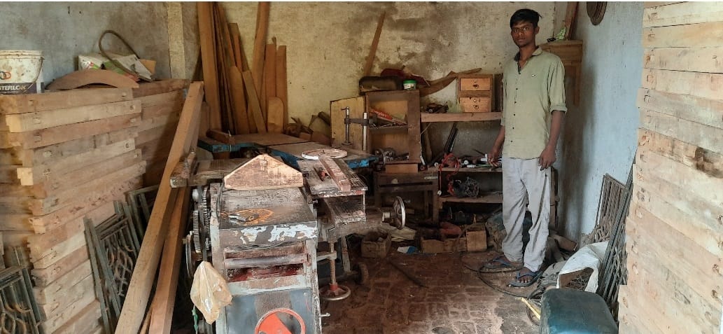 Thieves crossed thousands of goods by breaking the lock of furniture shop