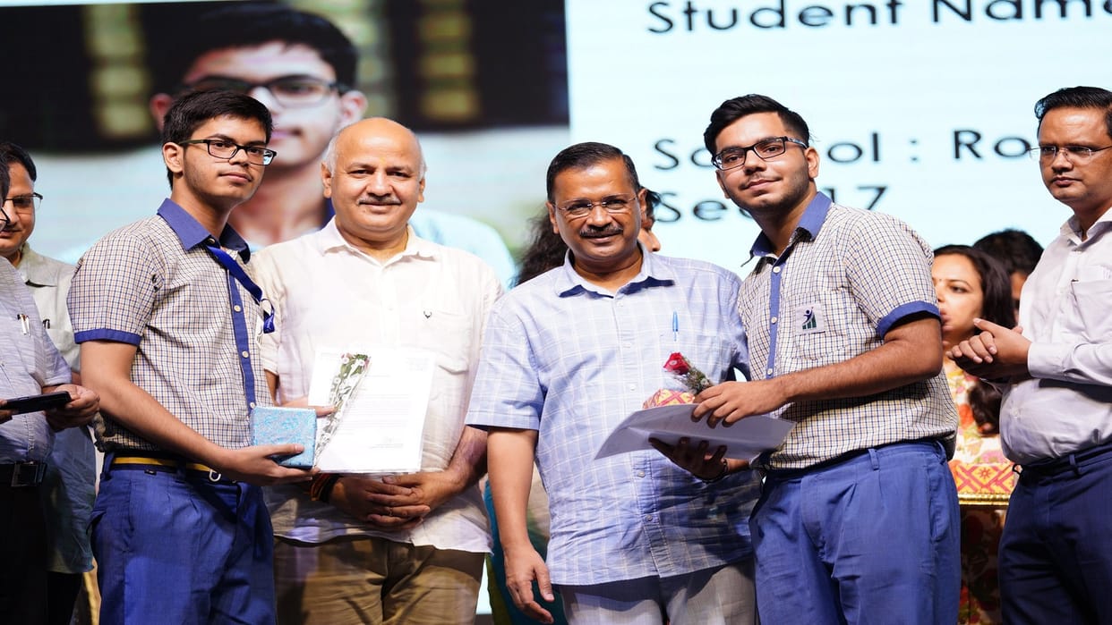 Chief Minister Arvind Kejriwal honored the students who succeeded in the NEET-JEE examination