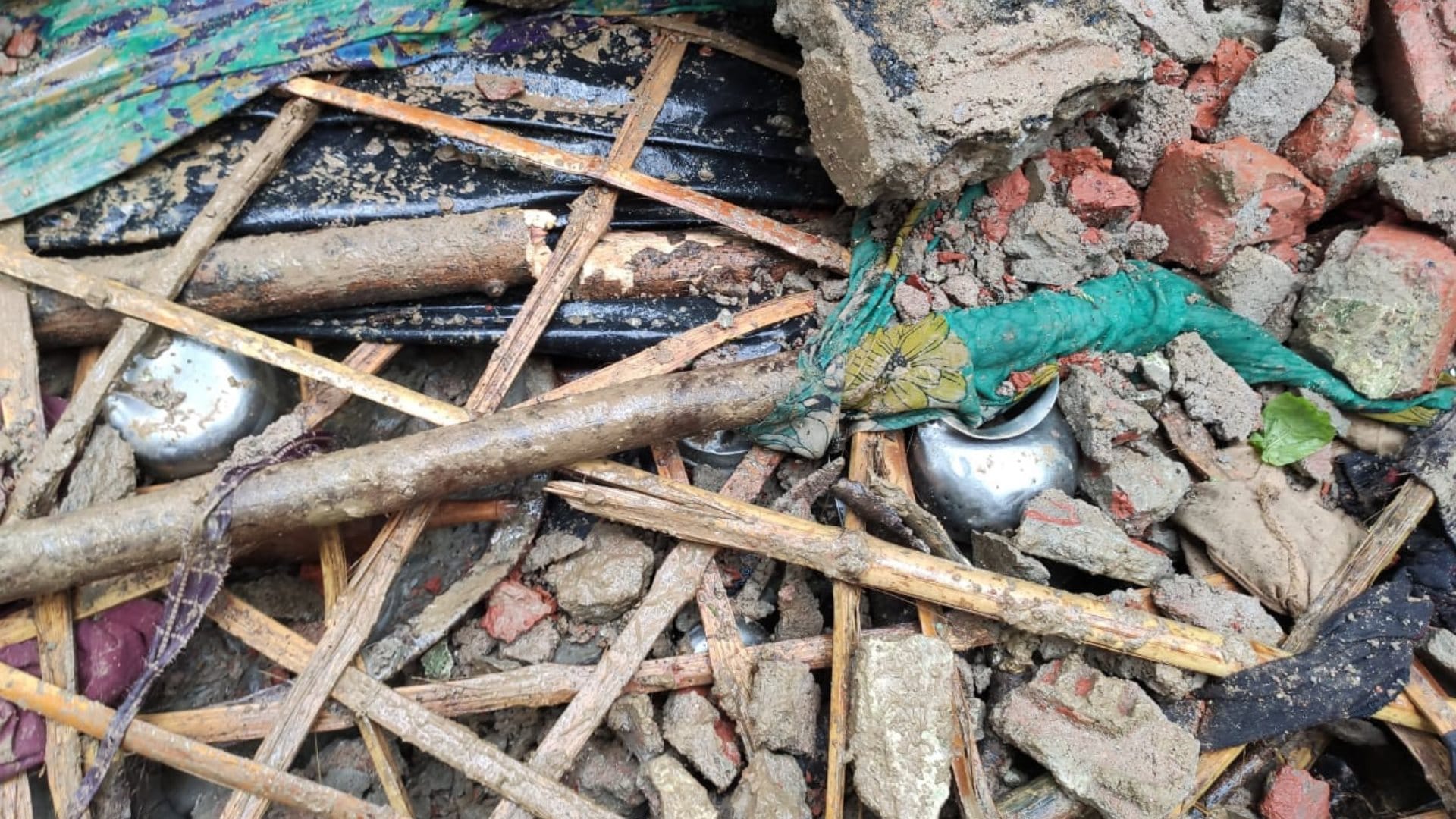 9 People Died House Wall Collapse Due to Heavy Rain in Lucknow's Hazratganj News in Hindi