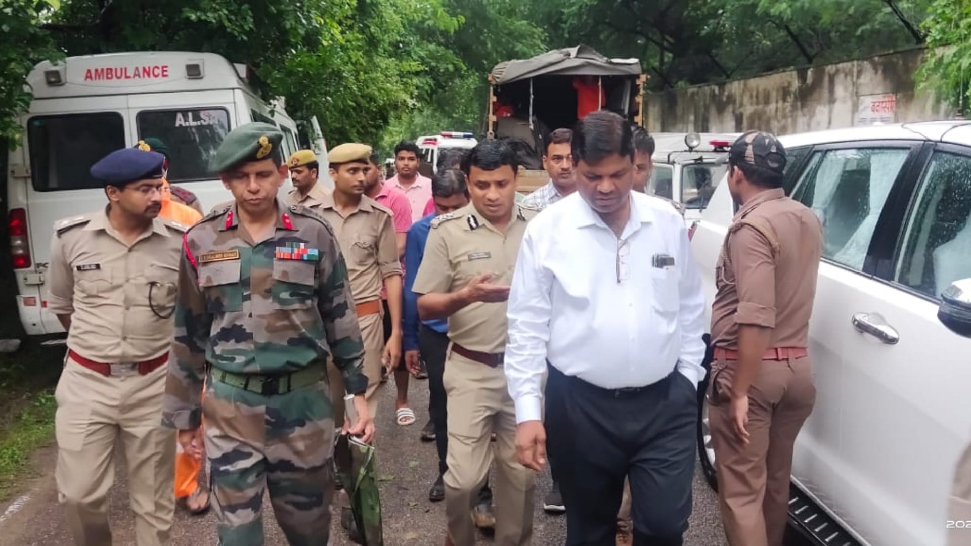 9 People Died House Wall Collapse Due to Heavy Rain in Lucknow's Hazratganj News in Hindi