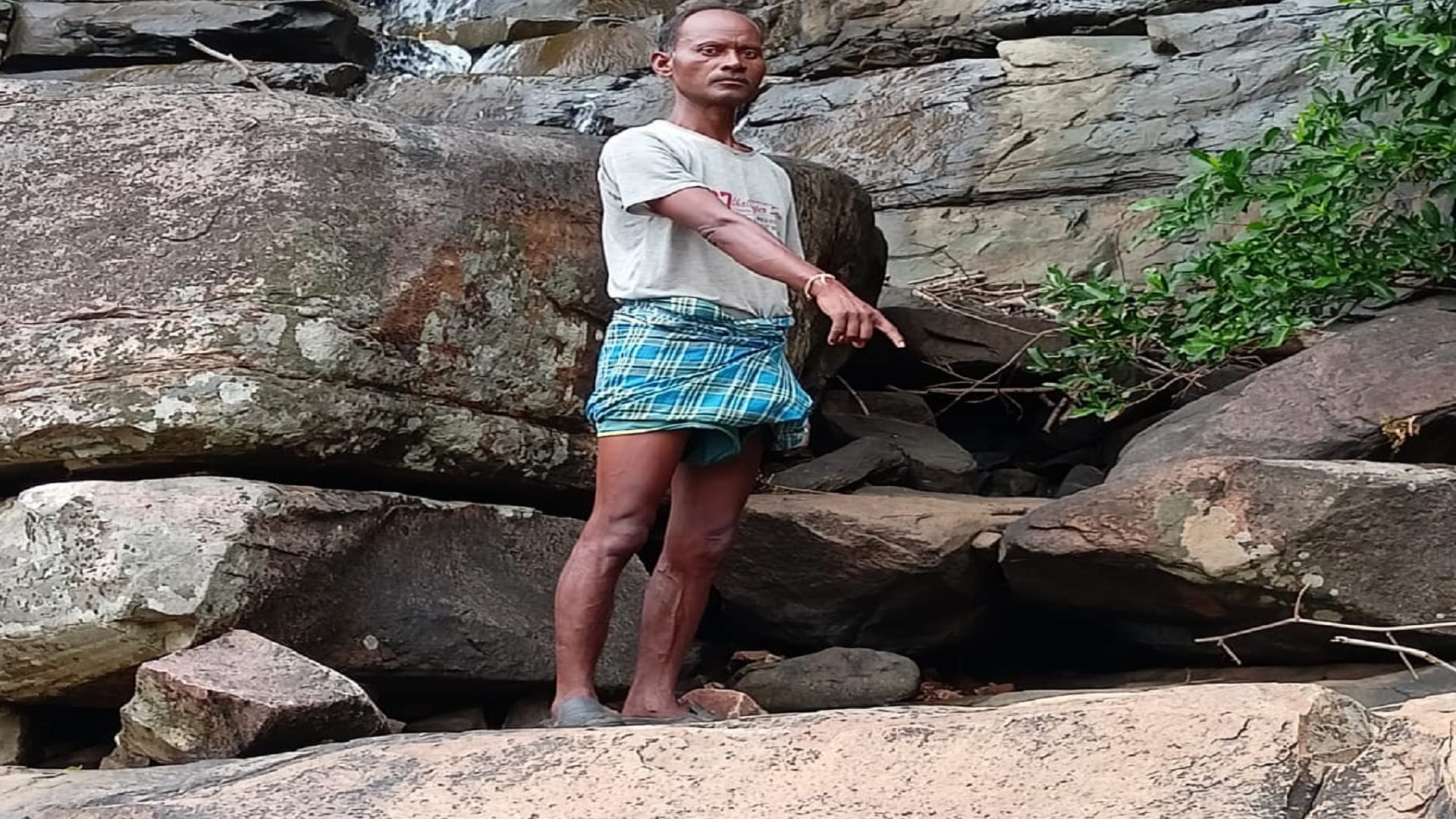 suicide case sonbhadra girl jumped from hill with two children to teach lesson to stepmother