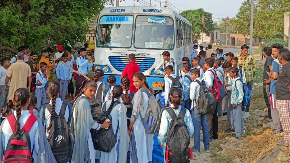 Villagers, children blocked road in Rampura Bishnoian village due to problem of transport