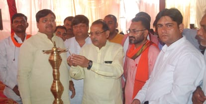 हाथरस : मेला श्रीदाऊजी महाराज में पंचायतराज सम्मेलन का दीप जलाकर शुभारंभ करते सिकंदराराऊ विधायक