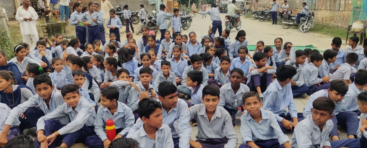 Anger erupted due to lack of teachers, school locked, three hours jammed on the highway