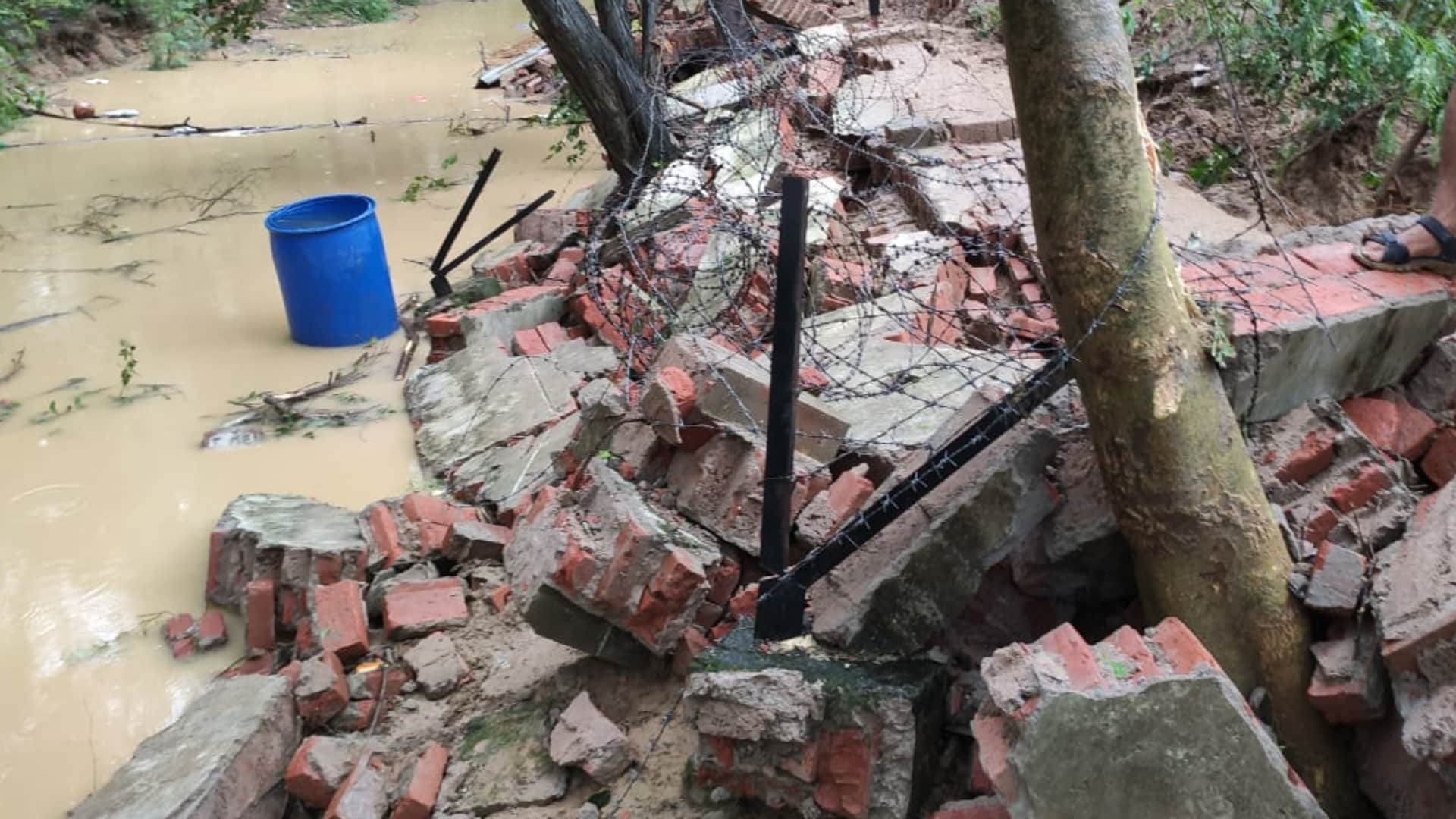 Lucknow wall collapsed The screams of laborers buried in the rain