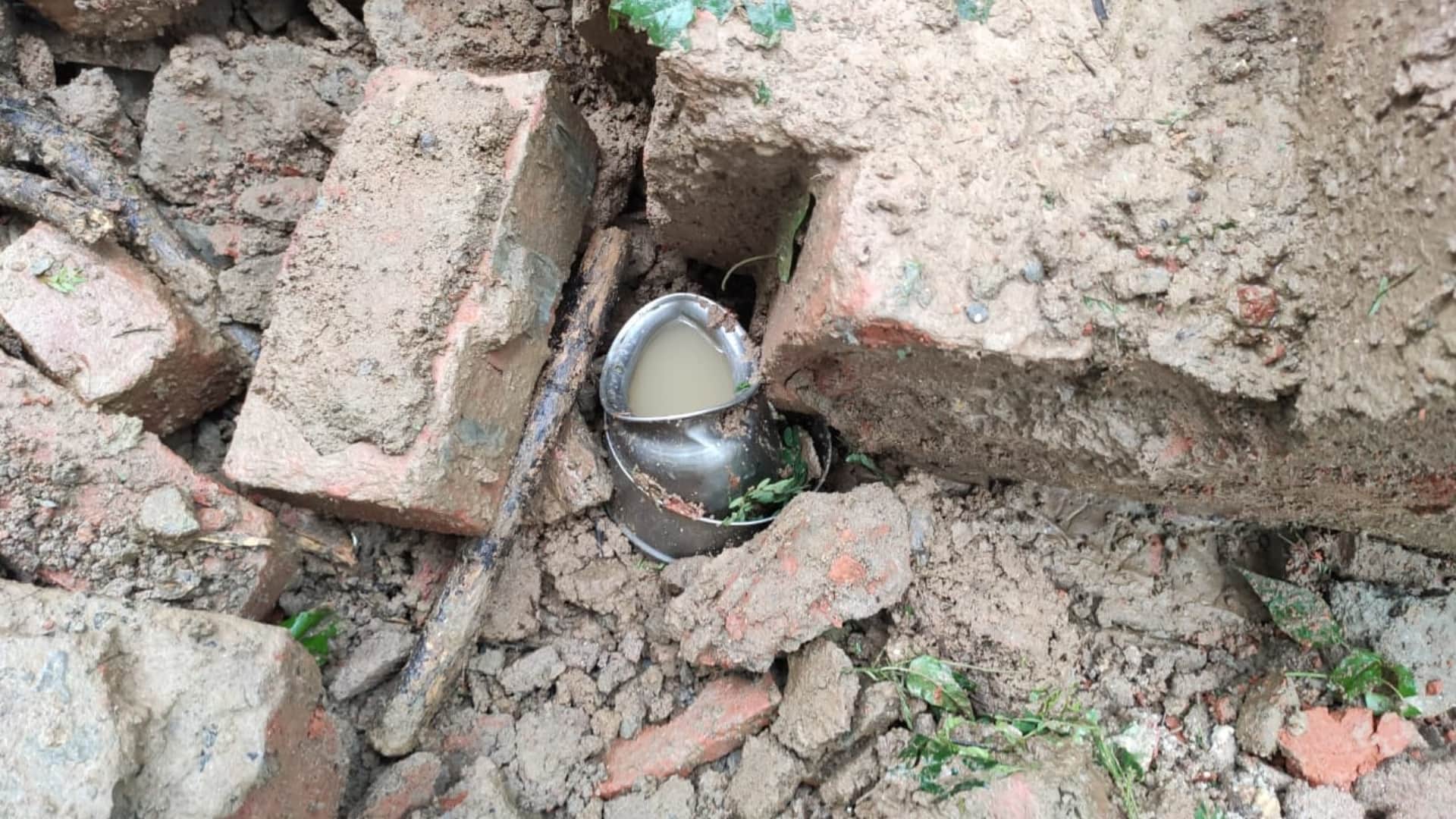 Lucknow wall collapsed The screams of laborers buried in the rain