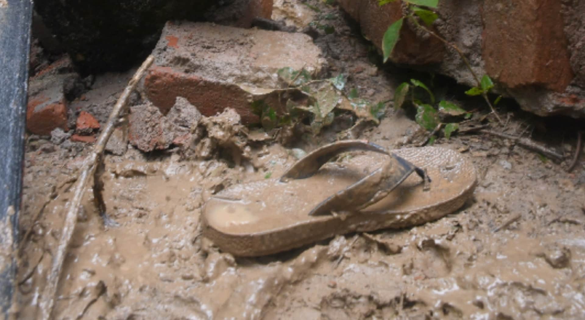 Child wrapped around mother chest got a broken toy in her hand SDRF told story of rescue