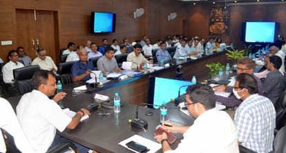 Divisional review meeting Varanasi commissioner deepak agarwal warns CMO Ghazipur