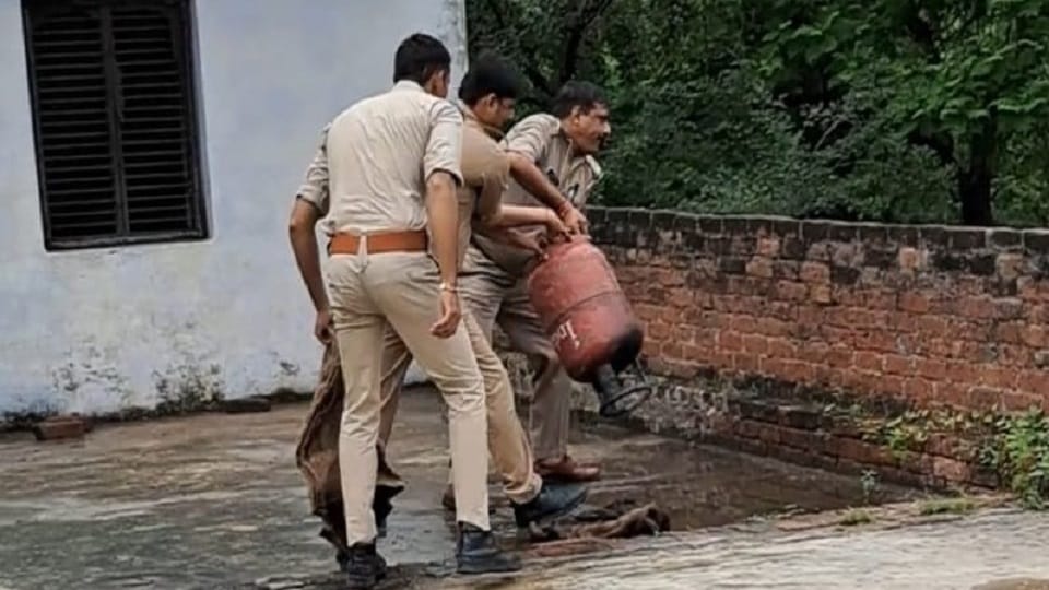 Gas cylinder caught fire while preparing mid-day meal in Mainpuri